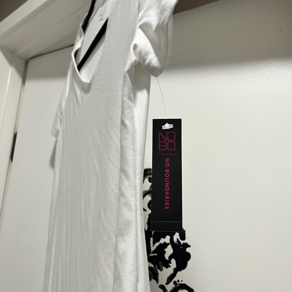 White tshirt - Picture 4 of 4